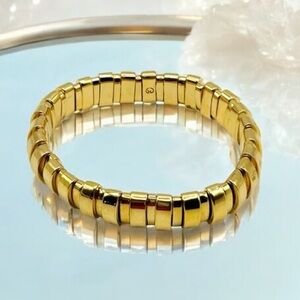 Beautiful Women's St John Gold Tone Stretch Bracelet 6-8"